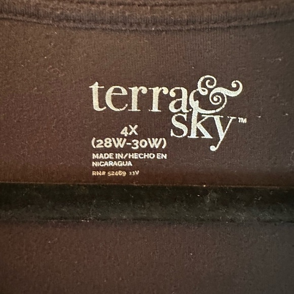 💚4/$10 Women's Black V-Neck Top - Picture 3 of 4